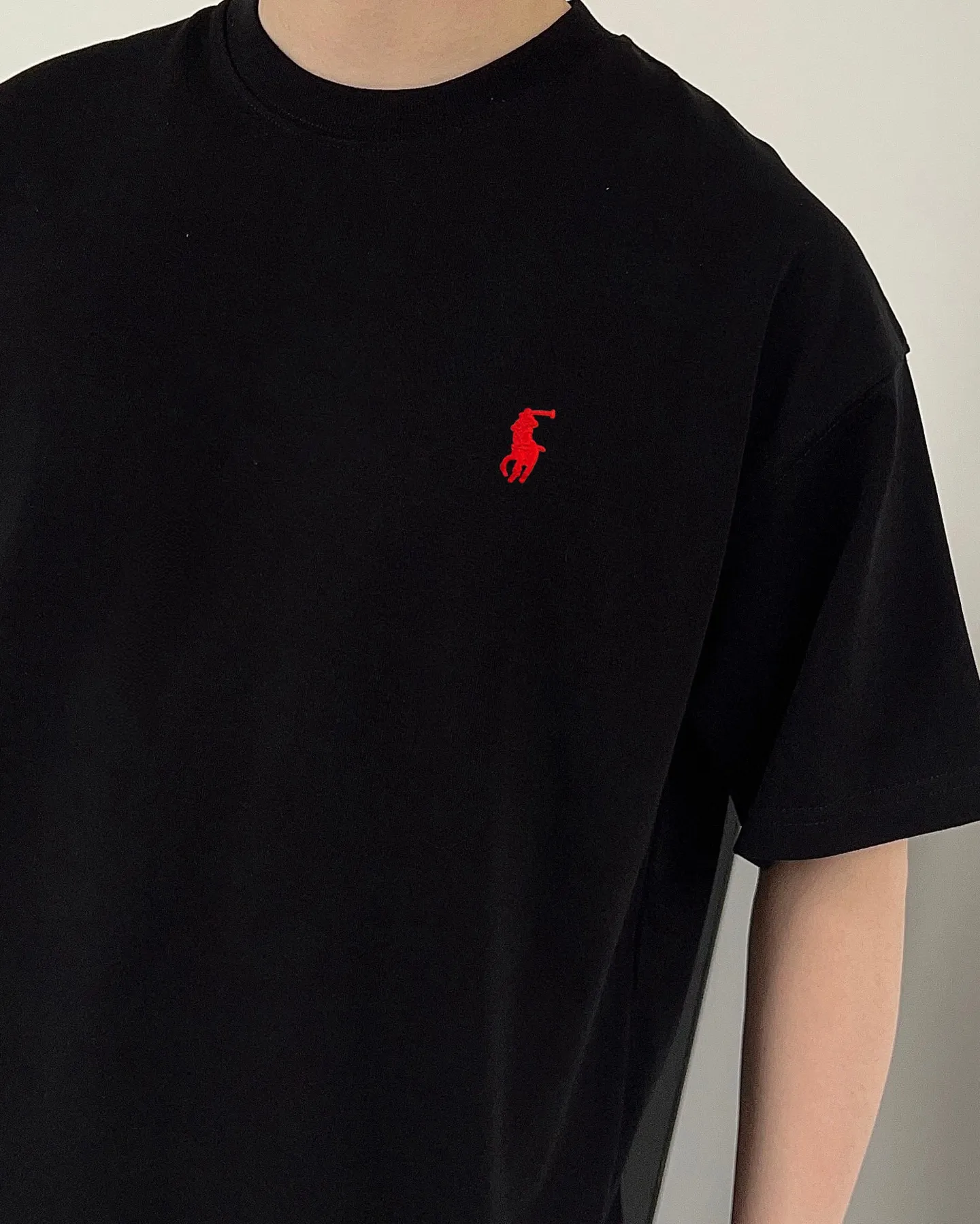 P160 Ralph Lauren's new letter embroidered war horse short-sleeved T-shirt. Whether it is a T-shirt or a sweatshirt, the letter pattern is a hot-selling item every year. The large-area printing on the front is directly sprayed by Dakangli digital printing machine. The cost is extremely high. After many debuggings, the color difference of the pattern is close to 99% of the original version. It is different from the junk offset printing version in the market. Super time-consuming. The fabric is exclusively customized and dyed 280 grams. Cotton double-ply s—xxl